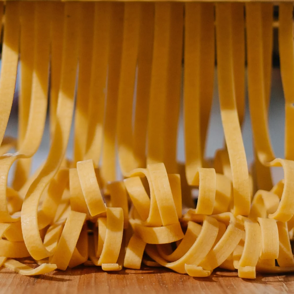 Tagliatelles fraîches en cours de fabrication – Les Pâtes de Pascal – Fait à Walhain
