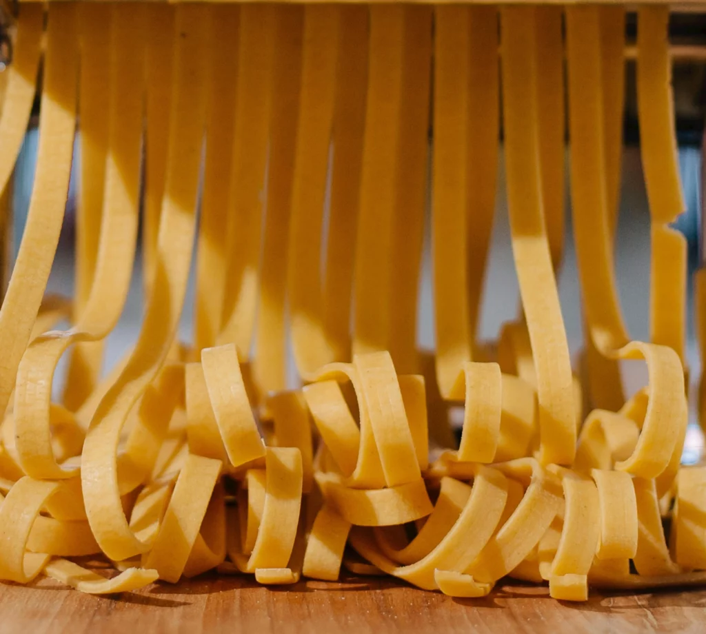 Tagliatelles fraîches en cours de fabrication – Les Pâtes de Pascal – Fait à Walhain