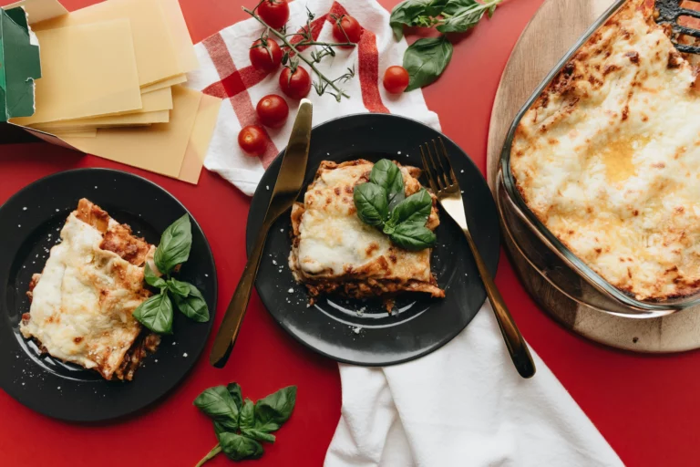 Lasagnes maison gratinées au fromage, servies avec basilic frais – Les Pâtes de Pascal – Fabrication artisanale à Walhain